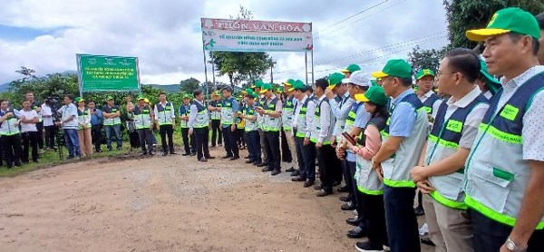 Đoàn công tác Bộ Nông nghiệp thăm mô hình tổ KNCĐ gắn với vùng nguyên liệu tại Kon Tum (183)