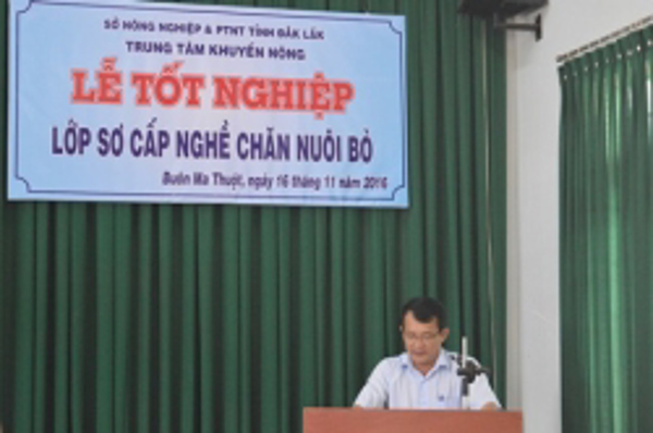 Trung tâm Khuyến nông tổ chức Lễ tốt nghiệp lớp sơ cấp nghề chăn nuôi bò 2016