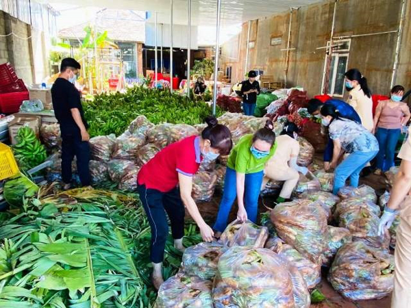 Đằng sau hàng trăm tấn rau quả hỗ trợ thành phố Hồ Chí Minh là những bộn bề lo lắng của nhóm thiện nguyện Rau 47 