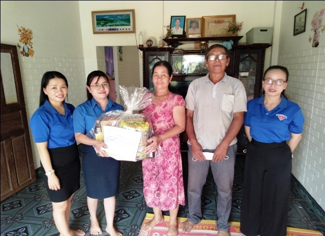 Chi đoàn Trung tâm Khuyến nông – GCTVN&TS tỉnh Đắk Lắk thăm, tặng quà các gia đình chính sách nhân Ngày Thương binh Liệt sỹ (27/7)