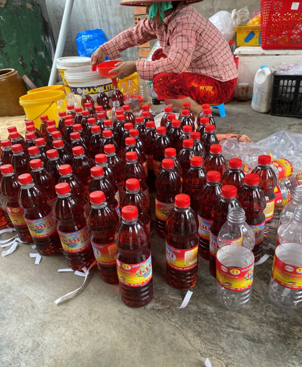 Nước mắm cá cơm theo phương pháp truyền thống của người dân Phú Yên