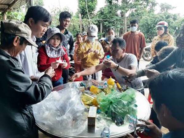 TẬP HUẤN NGAY TẠI HIỆN TRƯỜNG “ HƯỚNG DẪN, THỰC HÀNH MỘT SỐ BIỆN PHÁP PHÒNG TRỪ RUỒI ĐỤC QUẢ TRÊN CÂY TRỒNG”