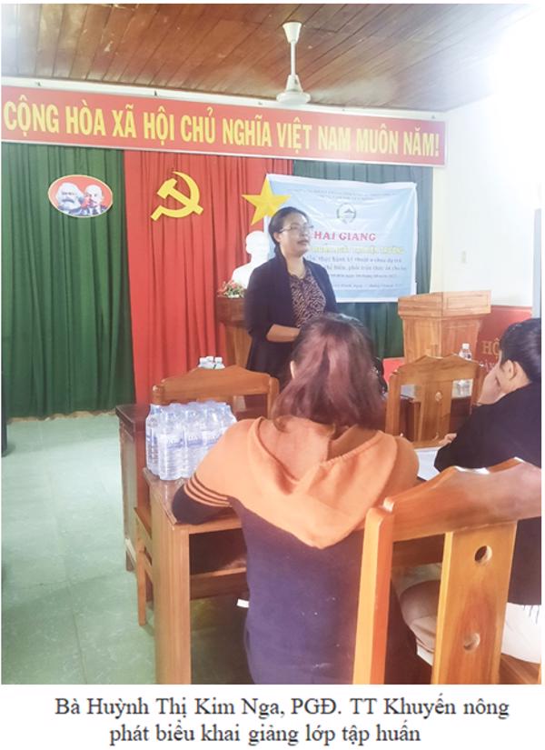 Tập huấn hiện trường: Hướng dẫn, thực hành kỹ thuật ủ chua dự trữ thức ăn xanh và chế biến phối trộn thức ăn cho bò