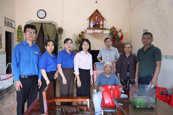Trung tâm Khuyến nông tỉnh Đắk Lắk thăm và tặng quà các gia đình chính sách nhân kỷ niệm 78 năm ngày Thương binh Liệt sĩ (27/7/1947-27/7/2025)