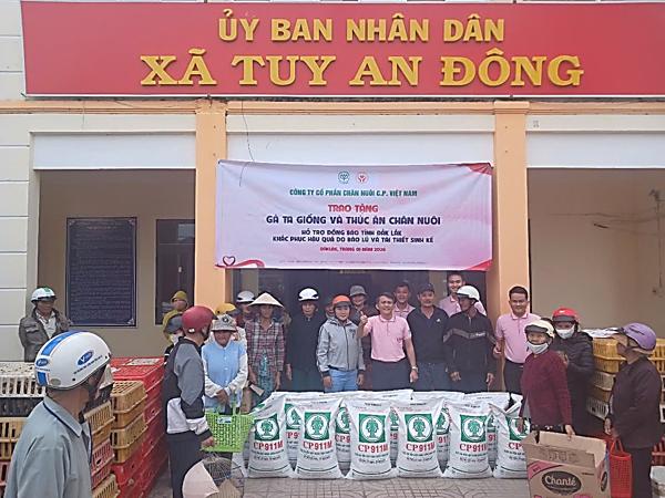 Công ty cổ phần chăn nuôi CP Việt Nam  trao tặng sinh kế, đồng hành cùng bà con xã Tuy An Đông tái thiết cuộc sống sau thiên tai