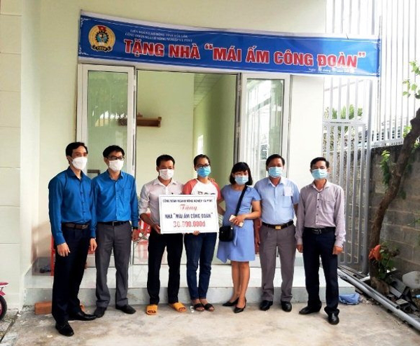 Công đoàn ngành Nông nghiệp và PTNT tặng nhà “Mái ấm công đoàn” cho đoàn viên