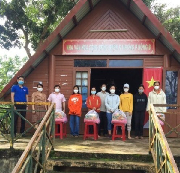 Thăm, tặng quà  hộ đồng bào DTTS gặp khó khăn  do ảnh hưởng dịch Covid-19